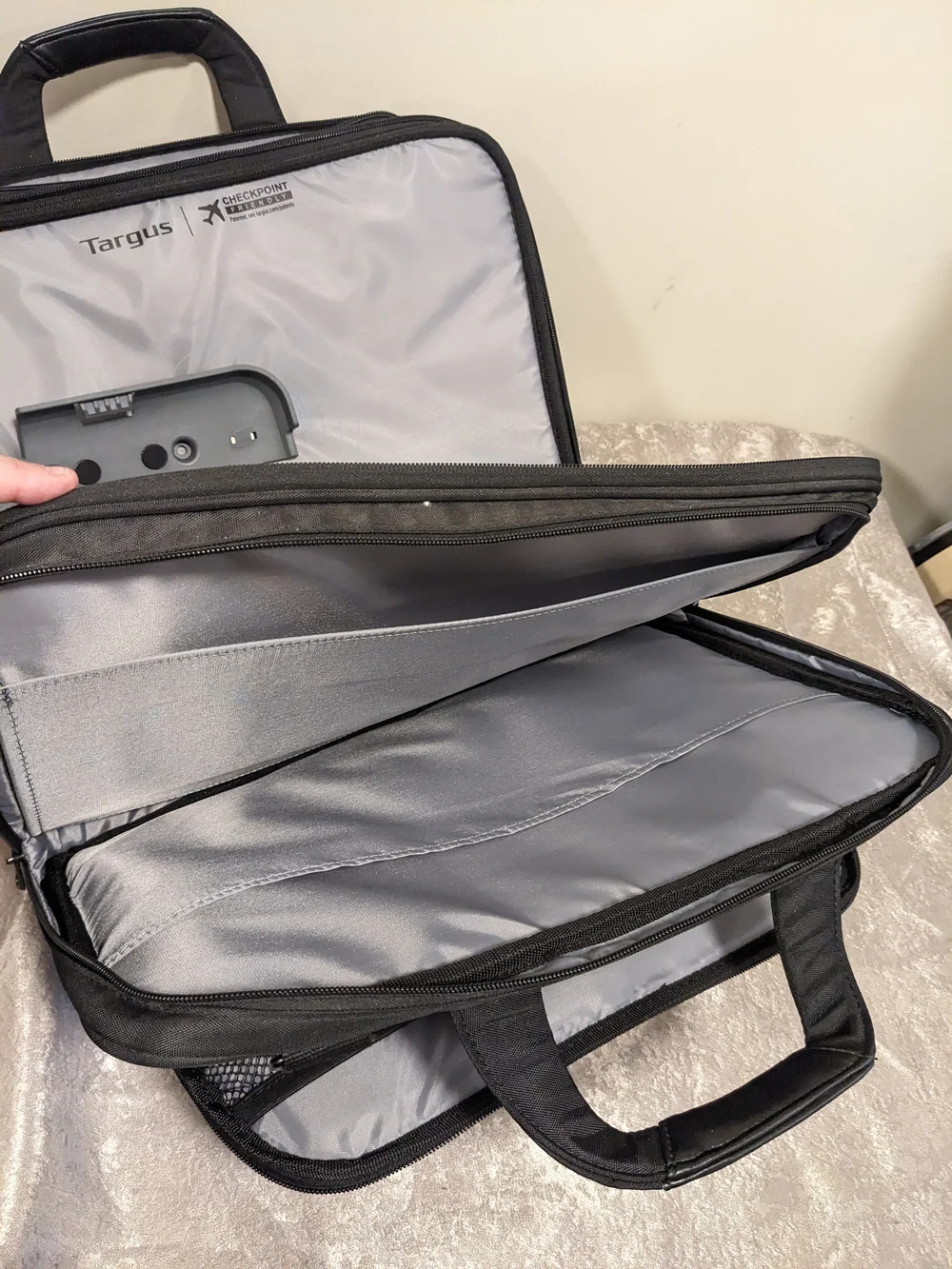 Targus AC0063 Checkpoint Friendly Laptop Briefcase Black NWOT